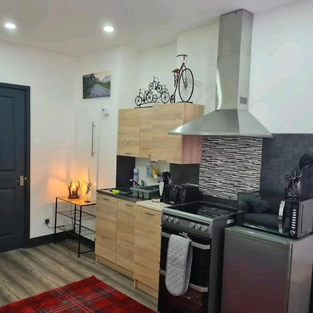 Charming 1-Bed Apartment In Піблс Екстер'єр фото